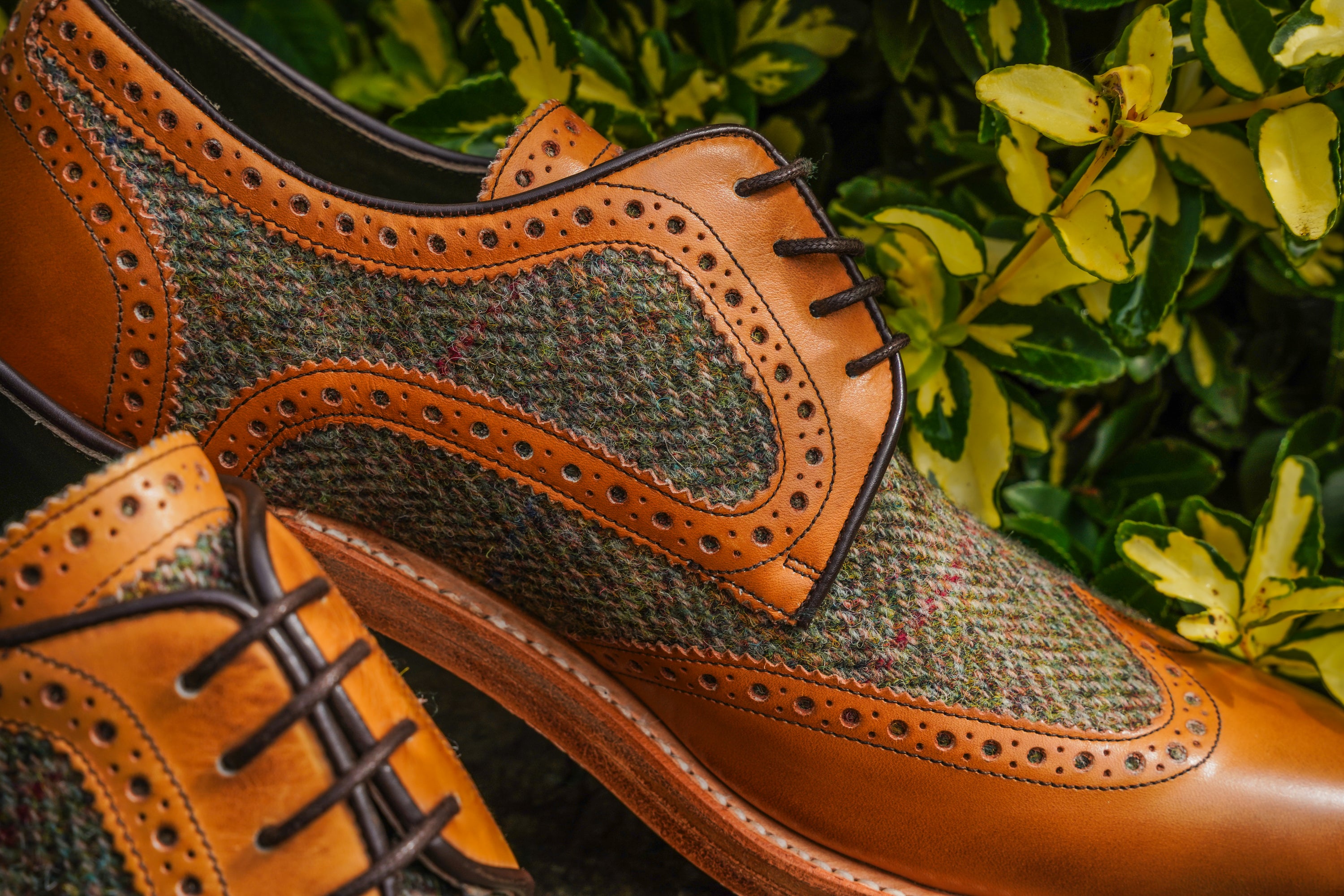 Mens-Robinson-Tarbert-Sboes-4008FW41-CedarCalf_GreenHarrisTweed-Lifestyle2