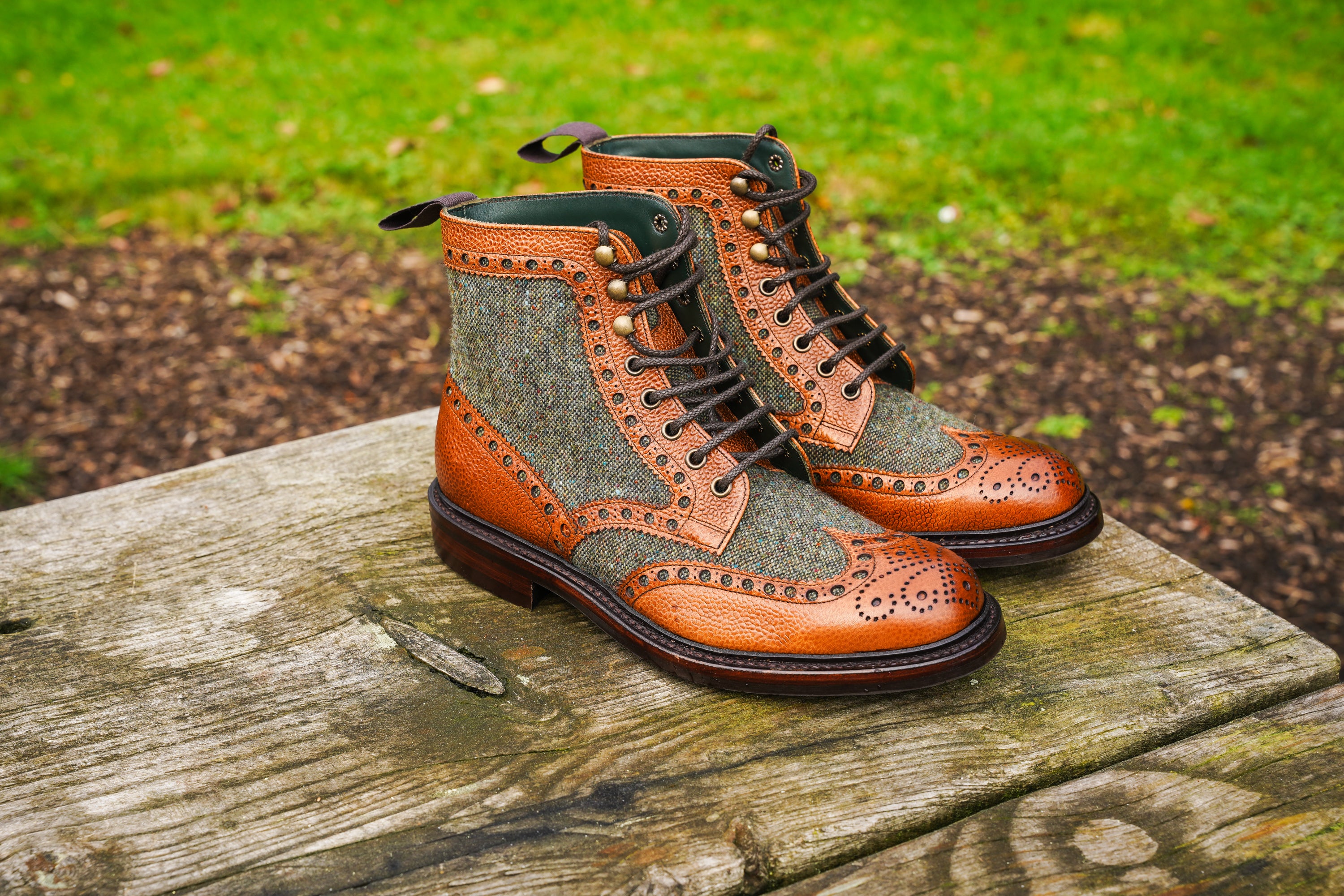 Robinson-Huxley-AlmondGrain_GreenTweed-Lifestyle-2